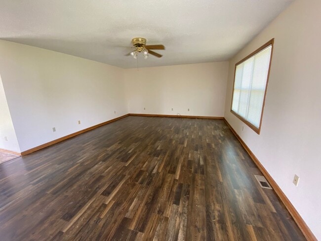 Building Photo - Adorable 3 Bedroom 2 Bath Home with a Carport