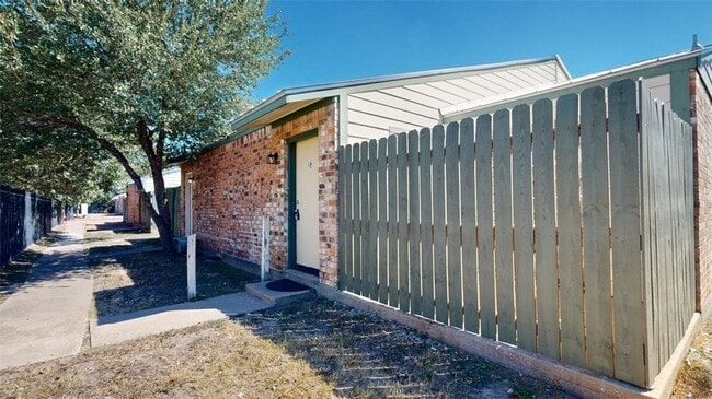 Building Photo - 725 Peppertree Dr