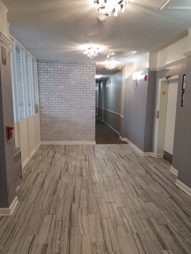 Foto del edificio - Whitney Manor Apartments