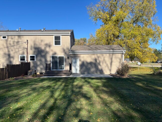 Foto del edificio - 895 N Cedar Rd