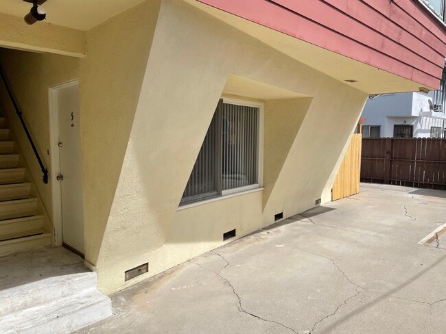 Building Photo - 1124 S Sherbourne Dr