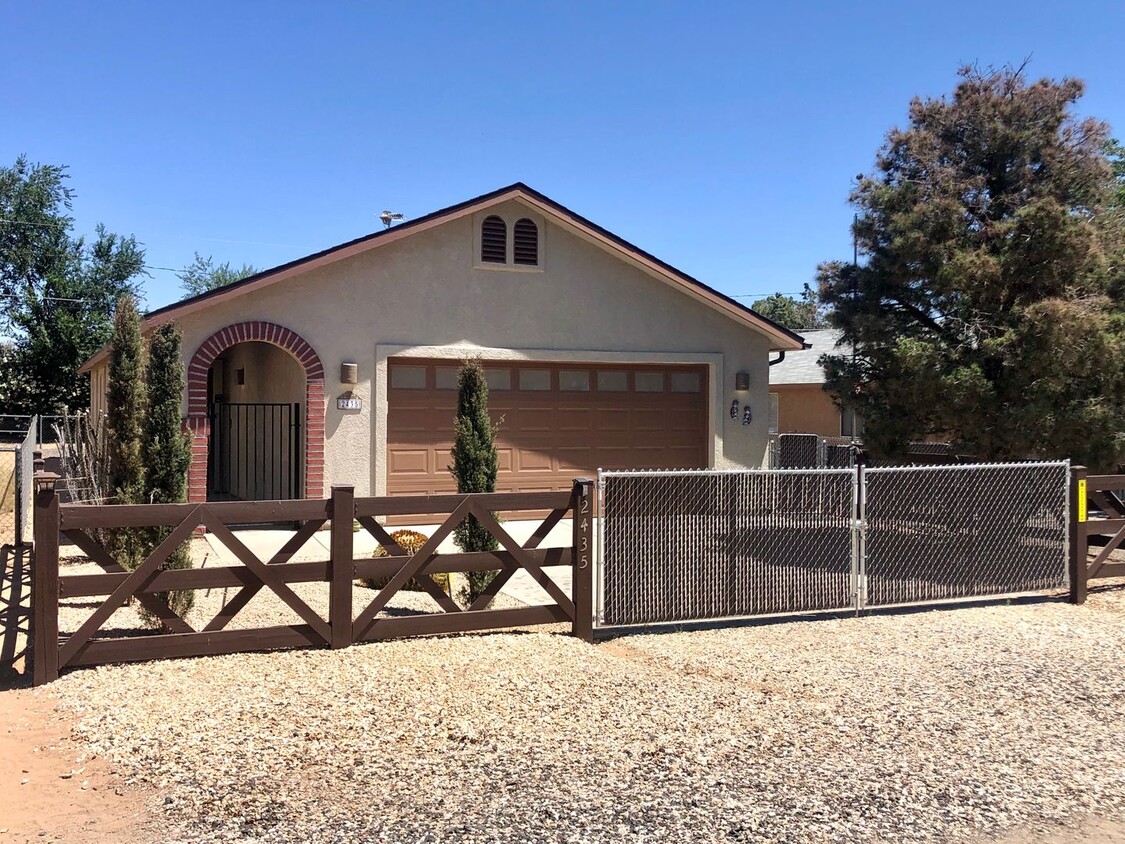 Foto principal - Cute 3 Bedroom Home w/ Covered Patio! *CUR...