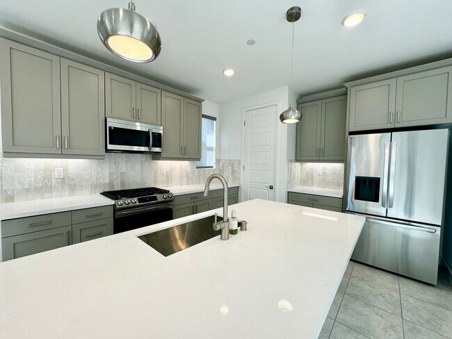 Foto del edificio - AVAILABLE NOW! GORGEOUS 3 BED / 3 BATH NEW...