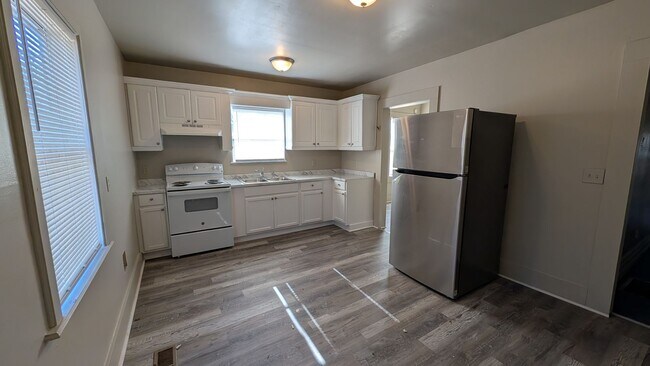 Building Photo - 3BR/2BA -- Deck, Separate Dining Room, In-Unit Laundry