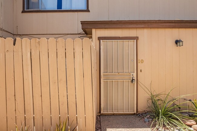 Building Photo - Scottsdale Condo