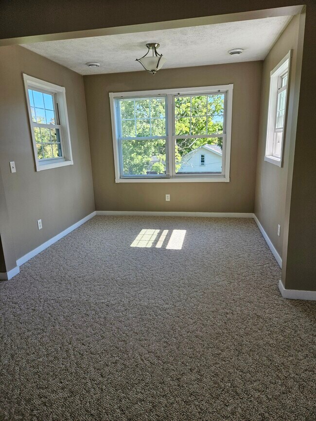 Dining area - 316 W Main St