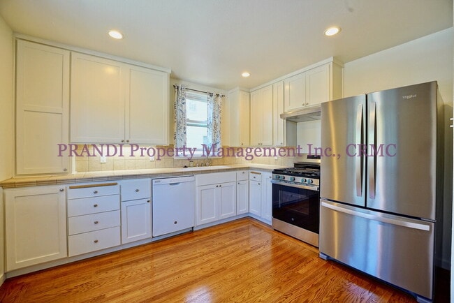 Building Photo - Sun Valley Duplex with Garage and Great La...