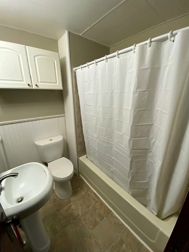 Bathroom - 584 Rimmon St