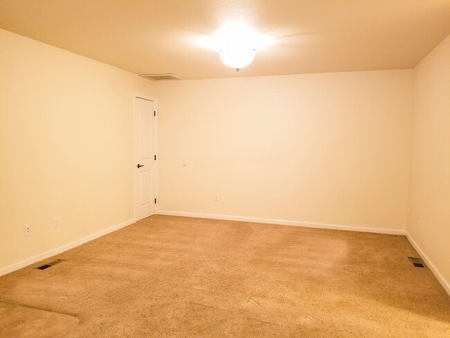 Building Photo - Great two bedroom, two bath unit in East Medford