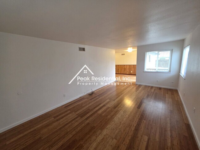 Foto del edificio - Nice Sacramento 2bd/1ba Duplex!