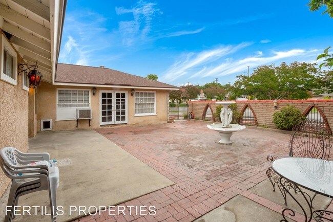 Building Photo - 4 br, 2 bath House - 735 Elm Way