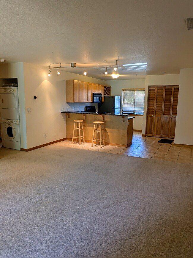 Sala de estar/cocina - 920 NW Naito Pky