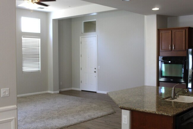 Foto del edificio - Northwest Bakersfield Home in the Village ...