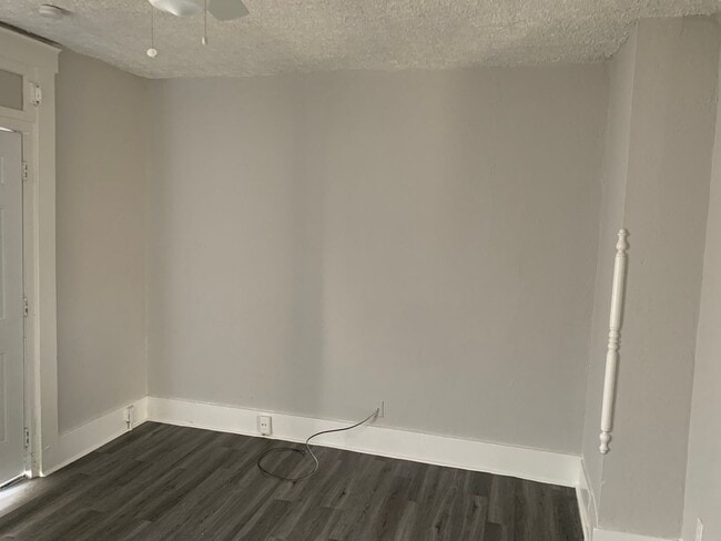 Building Photo - Newly Renovated 2 Bedroom 1 Bath Rental