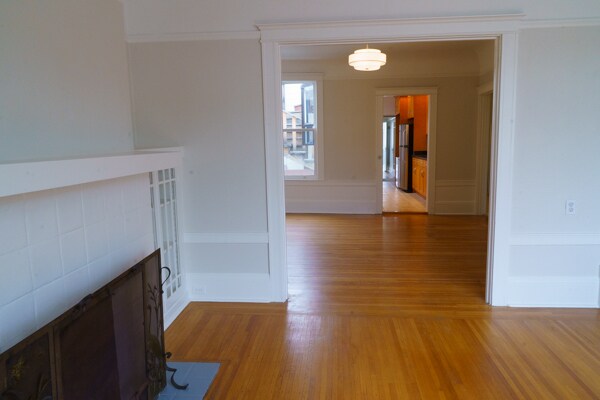 Living room looking at the dining room and the kitchen behyond - 3018 Steiner St