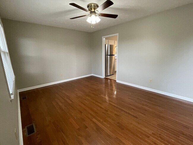 Building Photo - 3 bedroom and 1 bath Ranch House
