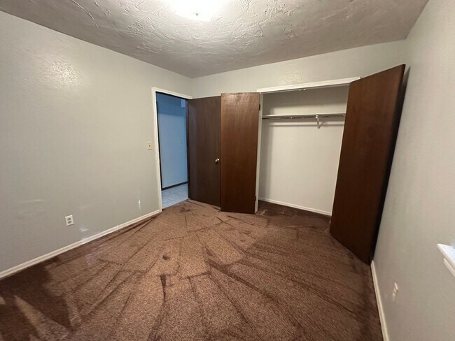 Building Photo - 3 Bed, 1 1/2 Bath, 1 Car Garage