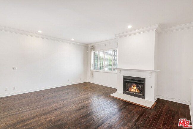 Building Photo - 315 N Swall Dr