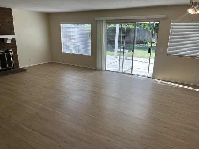 Building Photo - 489 Mariposa Dr