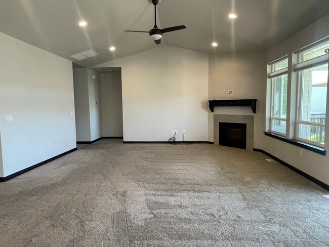 Building Photo - Now renting 3 bedroom 2 bathroom House