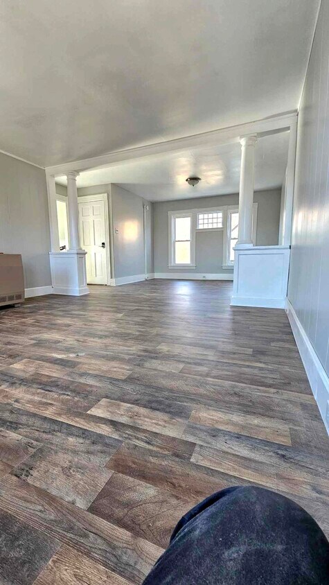 24' x 12' double living room provides flexibility & extra space - 1014 Valley St