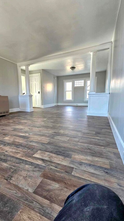 24' x 12' double living room provides flexibility & extra space - 1014 Valley St