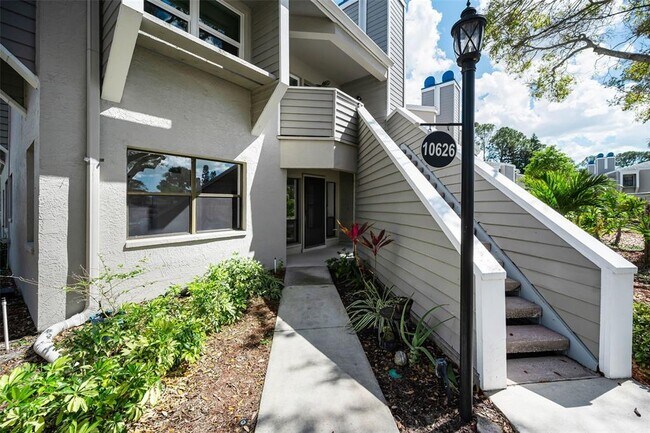 Foto del edificio - 10626 Longwood Dr