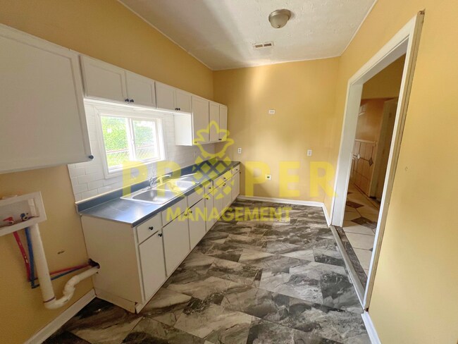 Foto del edificio - 3 bedrooms 1 bathrooms house for rent