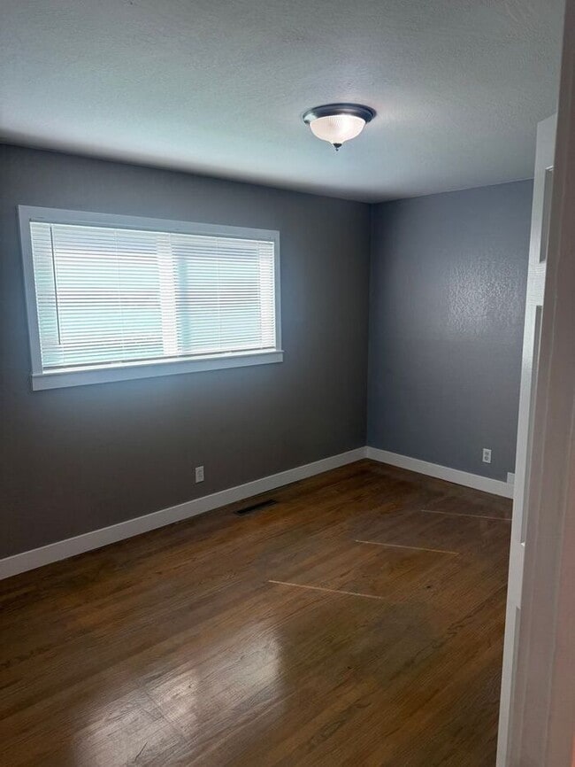 Building Photo - Charming 3 bedroom 2 bath home