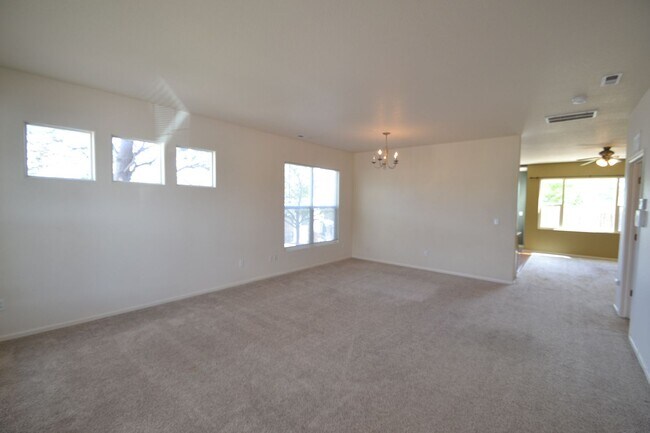 Foto del edificio - 3 Bedroom Townhome Available Now!