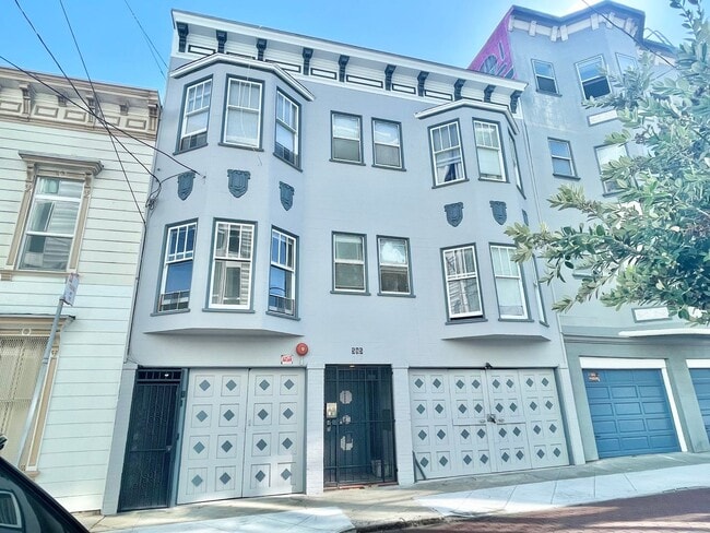 Building Photo - Charming and Sunny Hayes Valley Studio - P...