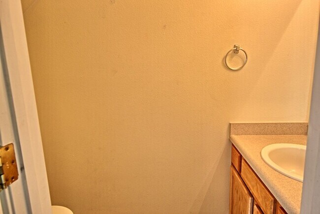 Building Photo - 2 Bedroom 1.5 Bath Townhouse