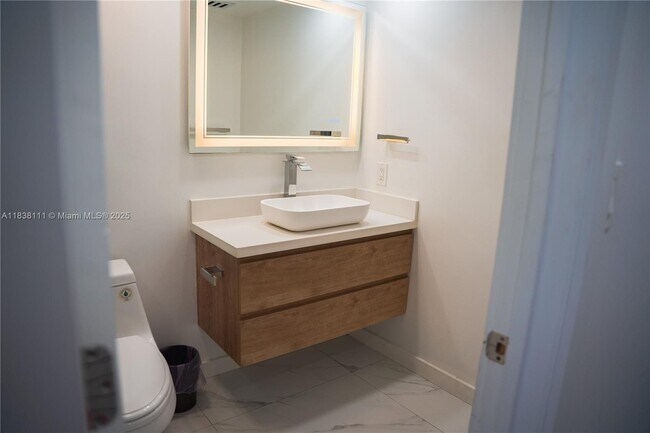 Foto del edificio - 7601 E Treasure Dr
