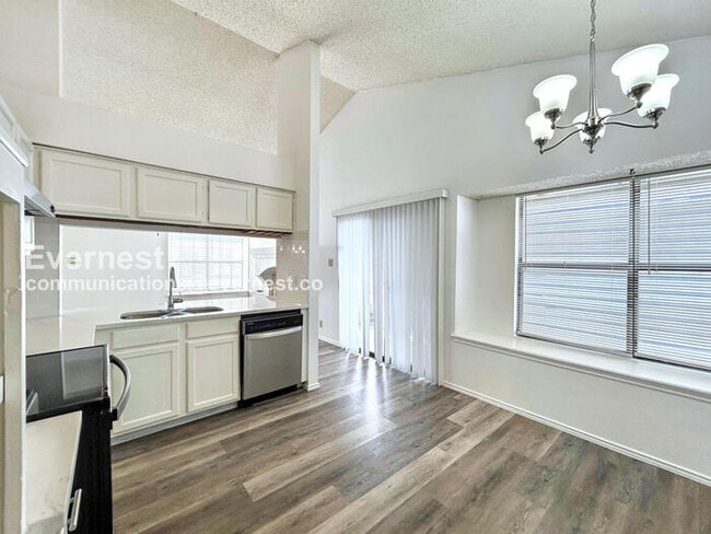 Foto del edificio - 10207 Raven Field Dr