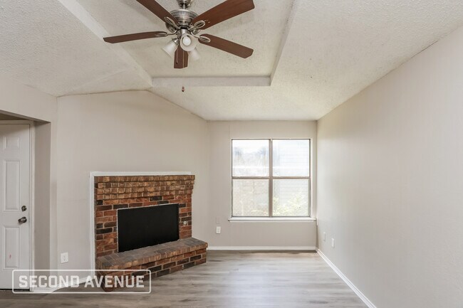 Foto del edificio - 1340 Cy Blackburn Cir