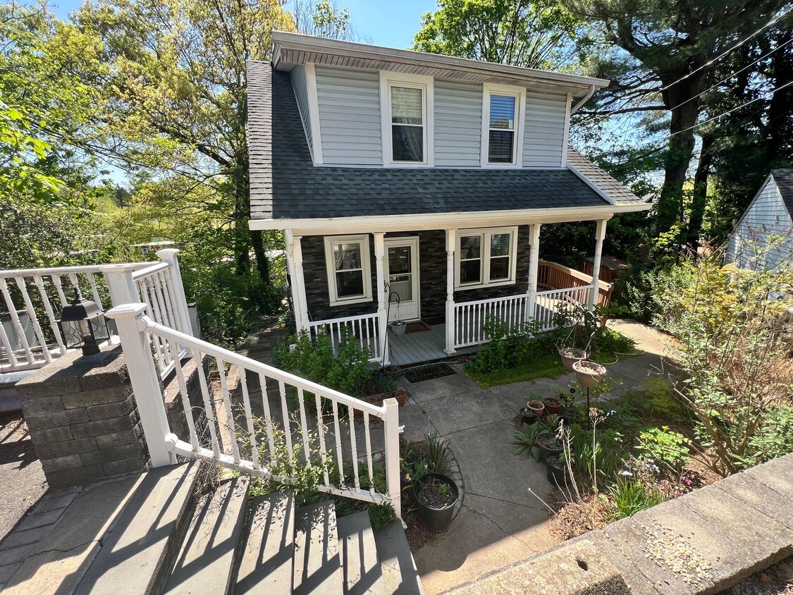 Foto principal - Terrific 3 Bed/1 Bath Colonial in Glen Cove!