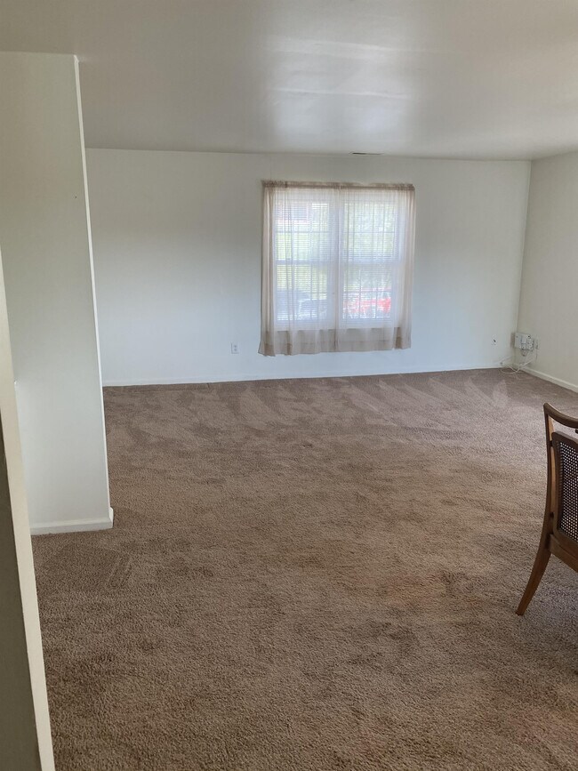 Building Photo - 23 Martine Ct