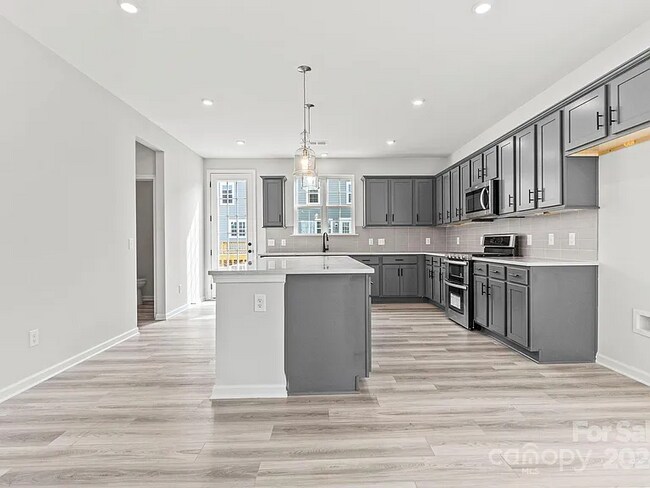 Foto del edificio - 7105 Brookview Ln