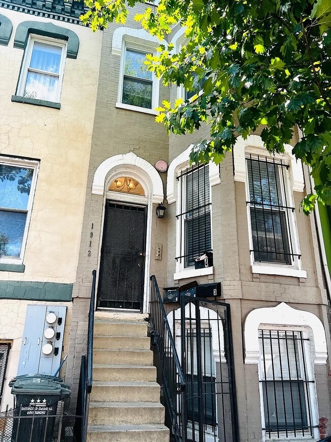 Beautiful row house in the heart of Shaw / U St - 1912 9th St NW