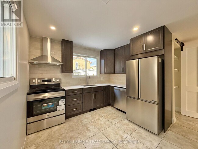 Photo du bâtiment - 973 Eiffel Ave