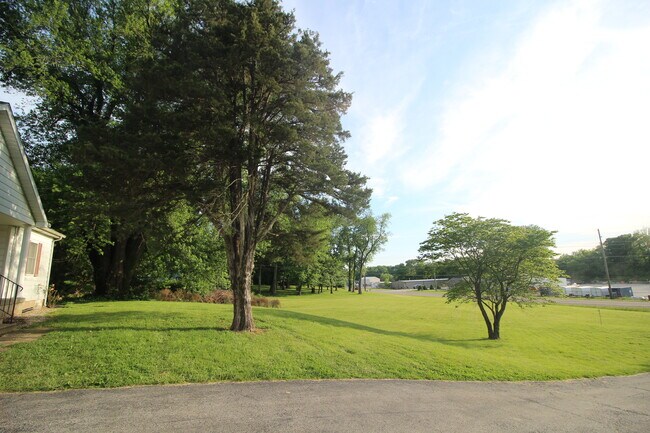 Foto del edificio - 1458 N Bluff Rd