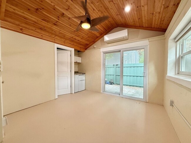 Foto del edificio - 309 W 9th St