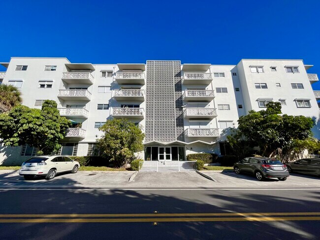 Building Photo - 9700 E Bay Harbor Dr