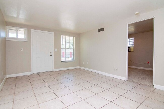 Foto del edificio - Great Location - 1 Bedroom 1 Bath Duplex w/ Backyard