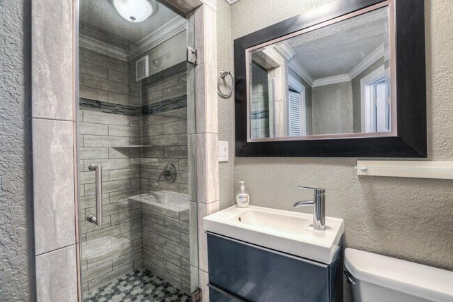 Foto del edificio - 4809 McEwen St