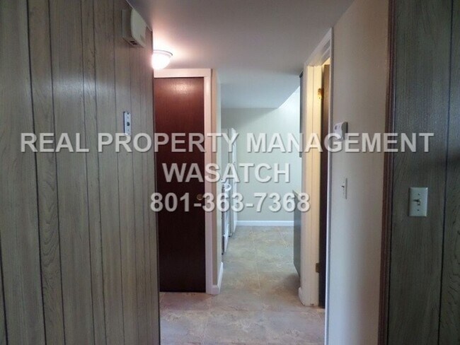 Building Photo - 1 Bedroom 1 Bath Duplex $1299 utilities in...