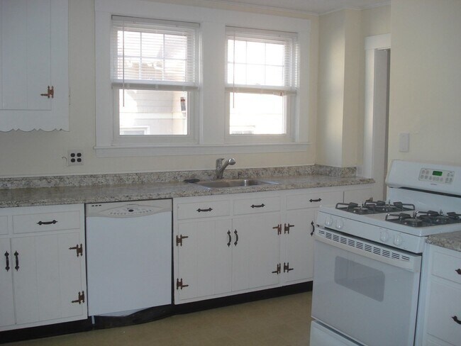 Building Photo - 115 Bartlett Ave