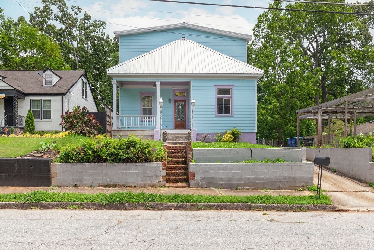 Spacious 6bd/3ba in Grant Park w/ Large Fe... - Spacious 6bd/3ba in Grant Park w/ Large Fe...