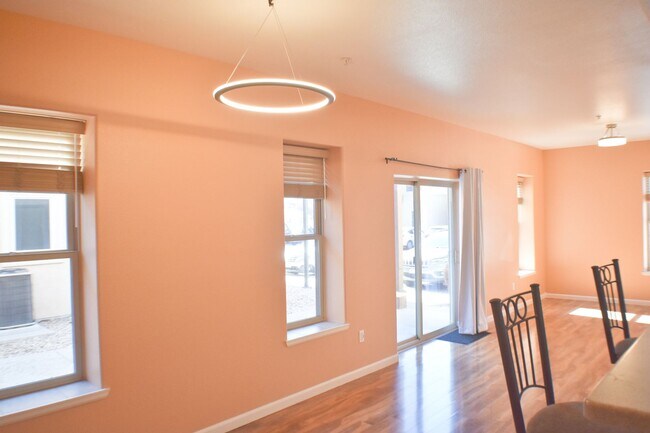 Building Photo - WALKING DISTANCE TO COLLEGE!!