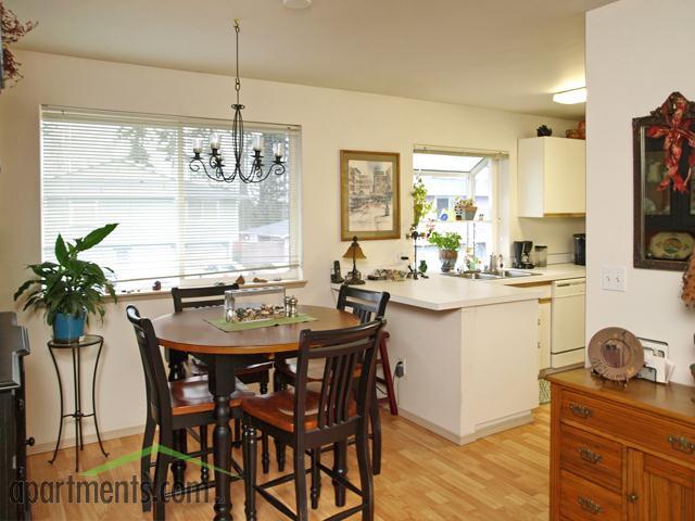 Upstairs Ramber Dining area - Noble Court Estates